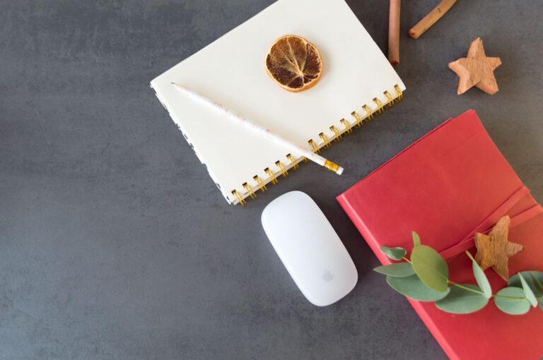 Flatlay mit Stern, Zweig, Buch und Stift dient als Titelbild für den Beitrag die 5 beliebtesten Marketing Tipps aus über 50 Beiträgen